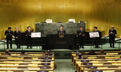 Personel BTS berkesempatan untuk bicara di acara Sustainable Development Goals (SDG) Moment di 76th UN General Assembly (UNGA) sebagai utusan khusus presiden Korea Selatan untuk generasi dan budaya masa depan, New York, Amerika Serikat, Senin (20/9).