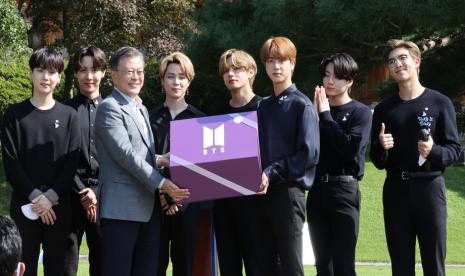 Personel BTS menerima penghargaan dari Presiden Korea Selatan Moon Jae-in dalam Youth Day, 19 September 2020. BTS dijadwalkan untuk kembali bertemu Presiden Moon pada 14 September 2021.