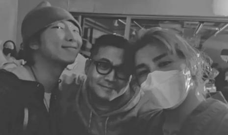 Personel BTS RM dan Taeyang Bigbang berbagi foto bersama. 