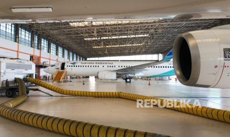 Personel dari Garuda Maintenance Facility (GMF) Aero Asia melakukan proses desinfeksi di pesawat Garuda Indonesia di Hanggara GMF, Cengkareng, Jumat (6/3) dengan menggunakan cairan desinfektan  berkadar alkohol 70 persen.