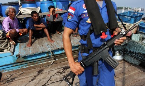 Personel Dit Polair Polda Sumut berjaga di dekat nelayan asing pelaku pencurian ikan (illegal fishing) di Belawan, Sumatera Utara, Kamis (21/5). Antara/Irsan Mulyadi