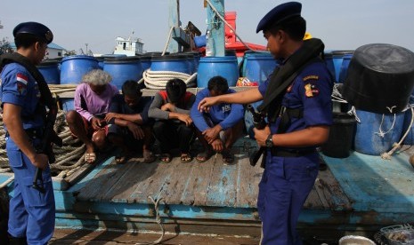 Personel Dit Polair Polda Sumut berjaga di dekat nelayan asing pelaku pencurian ikan (illegal fishing) di Belawan, Sumatera Utara, Kamis (21/5). Antara/Irsan Mulyadi