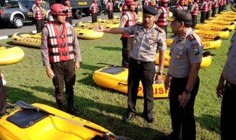 Personel Dit Sabhara Polda Jatim mengangkat perahu kano saat apel kesiapan siaga bencana banjir di Mapolda Jatim, Surabaya. (ANTARA/Eric Ireng)