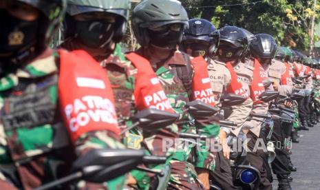 Personel gabungan dari TNI dan Polri bersiap patroli usai acara pencanangan Gerakan Jatim Bermasker di Mako Yon Arhanudse 8 Gedangan, Sidoarjo, Jawa Timur, Kamis (13/8/2020). Pemprov Jawa Timur terus berupaya untuk menekan penyebaran COVID-19 dengan mengerahkan pasukan bantuan dari unsur TNI-Polri di tengah-tengah masyarakat dengan meningkatkan kepatuhan warga dalam menerapkan protokol kesehatan dan membagikan masker secara gratis serta menggelorakan Gerakan Jatim Bermasker. 