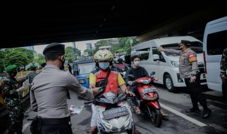 Personel gabungan dari TNI Polri membagikan masker di kawasan Pasar Tanah Abang, Jakarta.