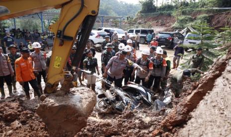 Personel gabungan melakukan penanganan material tanah longsor dan mengevakuasi sejumlah motor yang tertimbun longsoran di wilayah Kampung Sanding, Desa Sindangsari, Kecamatan Paseh, Kabupaten Bandung, Jawa Barat. Longsor dilaporkan terjadi pada Rabu (26/4/2023).