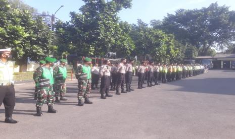 Personel gabungan terdiri dari petugas polisi, anggota TNI, petugas Dishub Kota Bandung sedang melakukan apel gelar pasukan di Mapolrestabes Bandung, Kamis (2/9). Penerapan ganjil genap kendaraan di lima gerbang tol di Kota Bandung akan dimulai sejak Jumat (3/9) hingga Ahad (5/9).