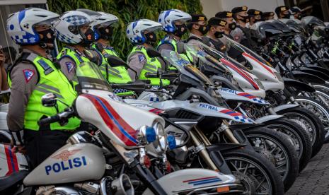 Personel gabungan TNI, Polisi Lalu Lintas, dan Dinas Perhubungan mengikuti gelar pasukan Operasi Patuh Candi 2021 di Polrestabes Semarang, Jawa Tengah, Senin (20/9/2021). Operasi gabungan lintas unsur yang berlangsung 20 September hingga 3 Oktober 2021 itu akan dilaksanakan 100 persen secara simpatik dan edukatif tanpa ada penilangan untuk mewujudkan keamanan, keselamatan, ketertiban dan kelancaran lalu lintas serta imbauan disiplin protokol kesehatan guna mencegah penyebaran COVID-19.