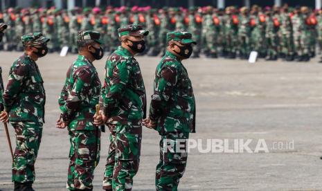 Personel gabungan TNI, Polri dan Organisasi Masyarakat mengikuti apel Gelar Pasukan Pembantu Penegakan Protokol Kesehatan COVID-19 Berbasis Komunitas (Ormas) di JIExpo Kemayoran, Jakarta, Senin (14/9/2020). Gelar pasukan tersebut untuk mengawasi pelaksanaan protokol kesehatan COVID-19 selama pelaksanaan PSBB Total di DKI Jakarta.