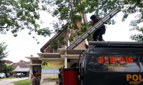 Personel Gegana Brimob Polda Sumut melakukan olah tempat kejadian perkara (TKP) pasca peristiwa teror bom di Gereja Katolik Stasi Santo Yosep Medan, Sumatera Utara, Senin (29/8). 