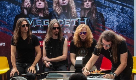 Personel grup band Megadeth Dave Mustaine (kedua kanan), Dirk Verbeuren (kedua kiri), Kiko Louleiro (kiri) danDavid Ellefson (kanan) menandatangani gitar yang akan dilelang untuk korban bencana Palu saat jumpa pers jelang acara JogjaROCKarta : International Musik Festival 2018 di Yogyakarta, Jumat (26/10/2018). 