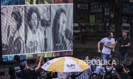 Personel grup band Slank, Bimbim (kedua kanan) dan Ivanka (kanan) berjoget saat pemutaran video klip bertajuk #BARENGJOKOWI di markas Slank, Gang Potlot, Jakarta, Jumat (15/3/2019). 