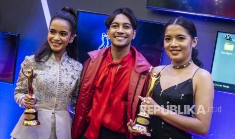 Personel grup vokal GAC Gamaliel Tapiheru (tengah), Audrey Tapiheru (kiri) dan Cantika Abigael (kanan). Audrey masih ingat pesan mendiang Glenn Fredly untuk tidak mengutuk kondisi.