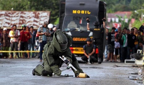 Personel Jihandak Brimob JIBOM Detasemen B Polda Aceh menempatkan alat untuk meledakkan benda yang diduga bom, saat teror bom di Desa Kandang, Muara Dua, Lhokseumawe, Provinsi Aceh, Jumat (20/1). 