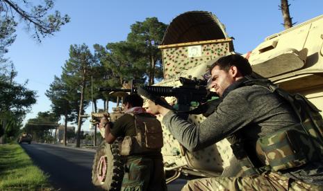 Personel keamanan Afghanistan mengambil posisi selama pertempuran antara Taliban dan pasukan keamanan Afghanistan di provinsi Herat, barat Kabul, Afghanistan, Selasa, 3 Agustus 2021.