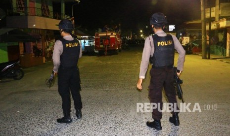 Personel kepolisian berjaga di lokasi terjadinya ledakan yang diduga bom saat penggerebekan terduga teroris di kawasan Jalan KH Ahmad Dahlan, Pancuran Bambu, Sibolga Sambas, Kota Siboga, Sumatera Utara, Selasa (12/3).