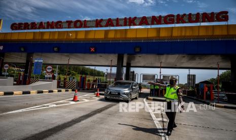 Personel kepolisian berjaga saat operasi penyekatan PPKM Darurat di Gerbang Tol Kalikangkung, Ngaliyan, Semarang, Jawa Tengah, Jumat (16/7/2021). Pada hari pertama penutupan 27 pintu keluar tol di wilayah Jawa Tengah hingga Kamis (22/7) mendatang, Polda Jawa Tengah memutarbalikkan kendaraan non esensial dan non kritikal yang tidak dilengkapi dokumen perjalanan sesuai aturan PPKM Darurat Jawa-Bali guna membatasi mobilitas masyarakat terutama jelang Idul Adha.