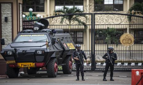 Personel kepolisian bersenjata berjaga di depan Gedung Mabes Polri, Jakarta, Kamis (1/4/2021). Kapolri Jenderal Pol Listyo Sigit Prabowo pascaperistiwa aksi terorisme di Mabes Polri menginstruksikan seluruh jajarannya untuk melakukan peningkatan sistem pengamanan dan tetap memberikan pelayanan untuk masyarakat