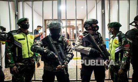 Personel kepolisian bersenjata dan prajurit TNI berjaga saat tim Densus 88 Antiteror melakukan penggeledahan di bekas markas Front Pembela Islam (FPI), Petamburan, Jakarta, Selasa (27/4/2021). Tim Densus 88 Antiteror melakukan penggeledahan di tempat tersebut pascapenangkapan mantan Sekretaris Umum Front Pembela Islam (FPI) Munarman terkait kasus dugaan tidak pidana terorisme. 