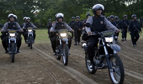 Personel kepolisian bersiap mengikuti apel pengamanan Musyawarah Nasional Luar Biasa (Munaslub) Partai Golkar di Nusa Dua, Bali, Kamis (12/5).