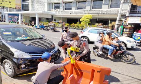 Personel kepolisian dan Dishub Yogyakarta melakukan penertiban parkir liar di sepanjang Jalan Pasar Kembang, Malioboro, Yogyakarta, Selasa (30/5/2023). 