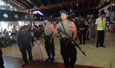 Personel kepolisian dari Satuan Brimob melakukan patroli di kawasan Bandara Internasional Soekarno-Hatta, Tangerang, Banten, Rabu (30/12).