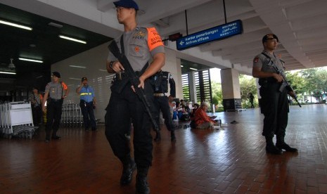 Personel kepolisian dari Satuan Brimob melakukan patroli di kawasan Terminal 2 Bandara Internasional Soekarno-Hatta, Tangerang, Banten, Rabu (30/12).