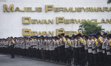 Personel kepolisian melakukan apel persiapan pengamanan aksi 212 di Kompleks Parlemen, Senayan, Jakarta, Senin (20/2). 