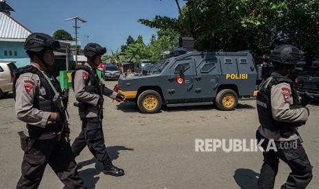 Personel kepolisian melakukan pengamanan menjelang pemindahan napi teroris yang terlibat kerusuhan di Mako Brimob, di dermaga penyeberangan Wijayapura, Cilacap, Jawa Tengah, Kamis (10/5).