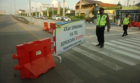 Personel kepolisian melakukan penutupan jalur di Tol Pejagan (ilustrasi). Polisi duga asap pembakaran ilalang jadi penyebab kecelakaan beruntun di Tol Pejagan.