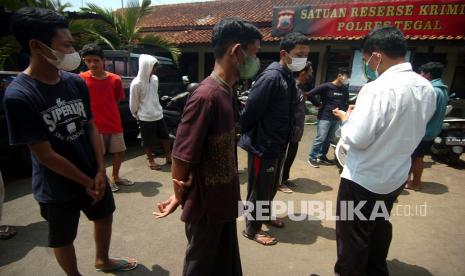 Personel kepolisian mendata remaja yang hendak perang sahur (ilustrasi). Tim Sparta Sat Samapta Polresta Solo mengamankan 14 remaja yang hendak perang sarung di Perempatan Gading Kota Surakarta pada Sabtu (25/3/2023) sekitar pukul 02.45 WIB.