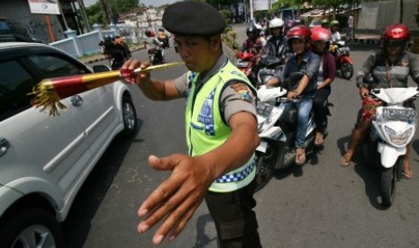 Personel kepolisian mengatur lalu lintas