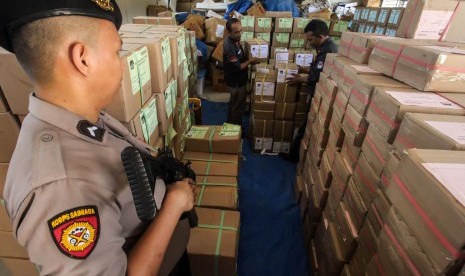 Personel kepolisian mengawasi logistik Pemilu 2019 