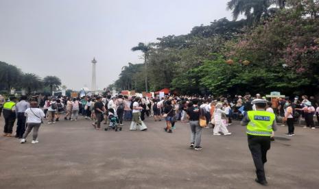 Personel kepolisian menjaga aksi pawai Women