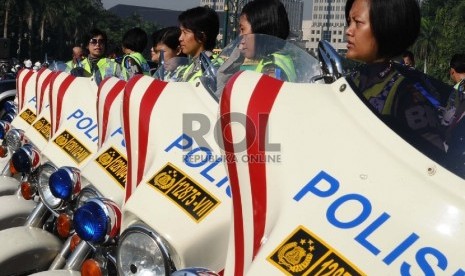 Personel kepolisian Polda Metro Jaya mengikuti apel gelar pasukan pengamanan peringatan 60 tahun Konferensi Asia Afrika (KAA) di Kawasan Monas, Jakarta, Rabu (8/4).