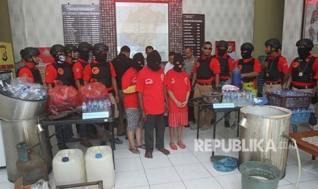 Barang bukti beserta tersangka peracik Minuman Keras (Miras) oplosan jenis CIU saat gelar perkara