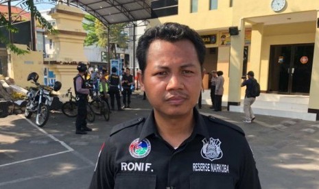 Personel kepolisian Surabaya, Jawa Timur Roni Faisal yang menyelamatkan anak perempuan terduag pelaku pengeboman Mapolrestabes Surabaya, Jawa Timur.