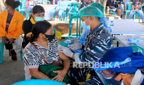 15 Kelurahan di Kupang Nihil Kasus Covid-19. Personel kesehatan dari Lantamal VII Kupang menyuntikkan vaksin COVID-19 ke warga saat pelaksanaan vaksinasi COVID-19 dosis kedua yang digelar oleh Polda NTT di Mapolda NTT, Kupang, NTT, Sabtu (24/7/2021). Kapolda NTT Irjen Pol Lotharia Latif menyatakan sampai dengan Sabtu (24/7) capaian vaksinasi yang digelar oleh Polda NTT dalam serbuan vaksinasi sudah mencapai 460 ribu orang. 