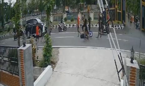 Personel Kompi B Yonif Raider 408/Sbh, Kabupaten Boyolali mencegah pendukung Ganjar-Mahfud yang mengendari motor knalpot brong.