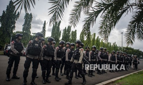 Personel Korps Brimob bersiap mengikuti Apel Gelar Pasukan PAM Malam Tahun Baru 2020 di kawasan Monas, Jakarta, Selasa (31/12/2019). 