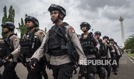 Personel Korps Brimob bersiap mengikuti Apel Gelar Pasukan PAM Malam Tahun Baru 2020 di kawasan Monas, Jakarta, Selasa (31/12/2019).