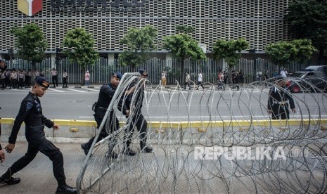 Personel korps Brimob memasang kawat berduri di kawasan Kantor Bawaslu, Jakarta, Selasa (21/5/2019). 