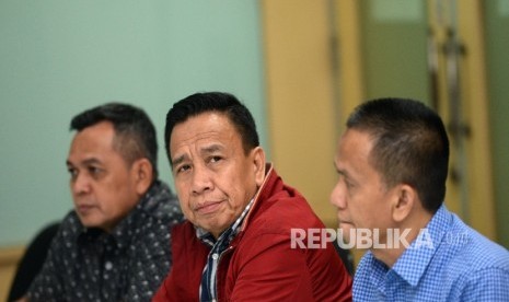 Personel lawak Grup Bagito Hadi Wibowo alias Unang (dari kiri), Dedi Gumelar alias Miing, dan Didin Pinasti alias Didin saat bersilaturahim ke kantor Republika, Jakarta, Kamis (27/10). 