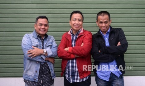 Personel lawak Grup Bagito Hadi Wibowo alias Unang (dari kiri), Dedi Gumelar alias Miing, dan Didin Pinasti alias Didin saat bersilaturahim ke kantor Republika, Jakarta, Kamis (27/10). 