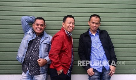 Personel lawak Grup Bagito Hadi Wibowo alias Unang (dari kiri), Dedi Gumelar alias Miing, dan Didin Pinasti alias Didin saat bersilaturahim ke kantor Republika, Jakarta, Kamis (27/10).