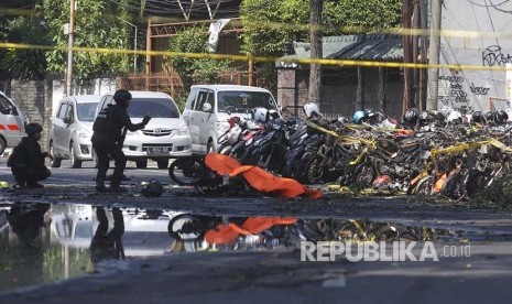 Personel melakukan identifikasi di lokasi ledakan di Gereja Pantekosta Surabaya, Jawa Timur, Minggu (13/5). 