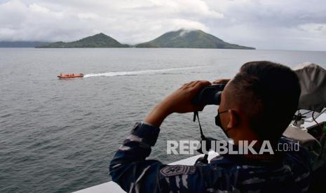 Ilustrasi pencarian kapal tenggelam. Pada Rabu (15/12), sebuah kapal yang membawa Warga Negara Indonesia (WNI) terbalik dalam cuaca badai di lepas Pantai Tanjung Balau Johor.