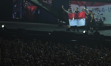 Metallica personnel unfolded the Red and White flag in a concert on 2013.