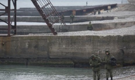 Personel militer Rusia di tepi pantai Laut Hitam dekat lokasi jatuhnya pesawat militer Tu-154 di pinggiran Sochi, Khosta, Rusia, Ahad (25/12). 