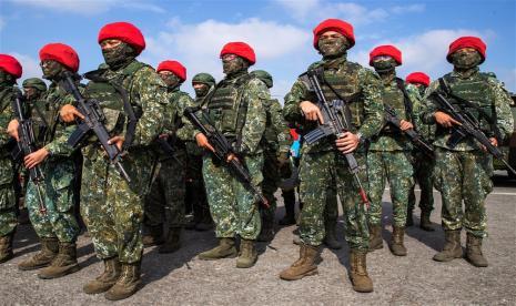  Personel militer Taiwan berjaga-jaga di tengah latihan selama kunjungan Presiden Tsai Ing-wen di pangkalan militer di Chiayi, Taiwan, Jumat (6/1/2023).  Seorang perwira Angkatan Udara Taiwan mengungkapkan detail interaksi antara militer Taiwan dengan Organisasi Pakta Pertahanan Atlantik Utara (NATO).